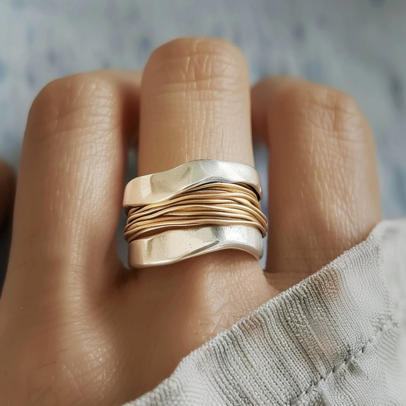 Evalora - Ring with Silver and Gold Threads