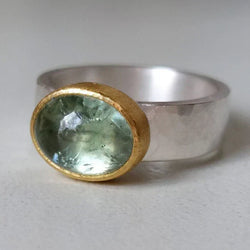 Bianca - Retro Green Ring Featuring a Round Gemstone